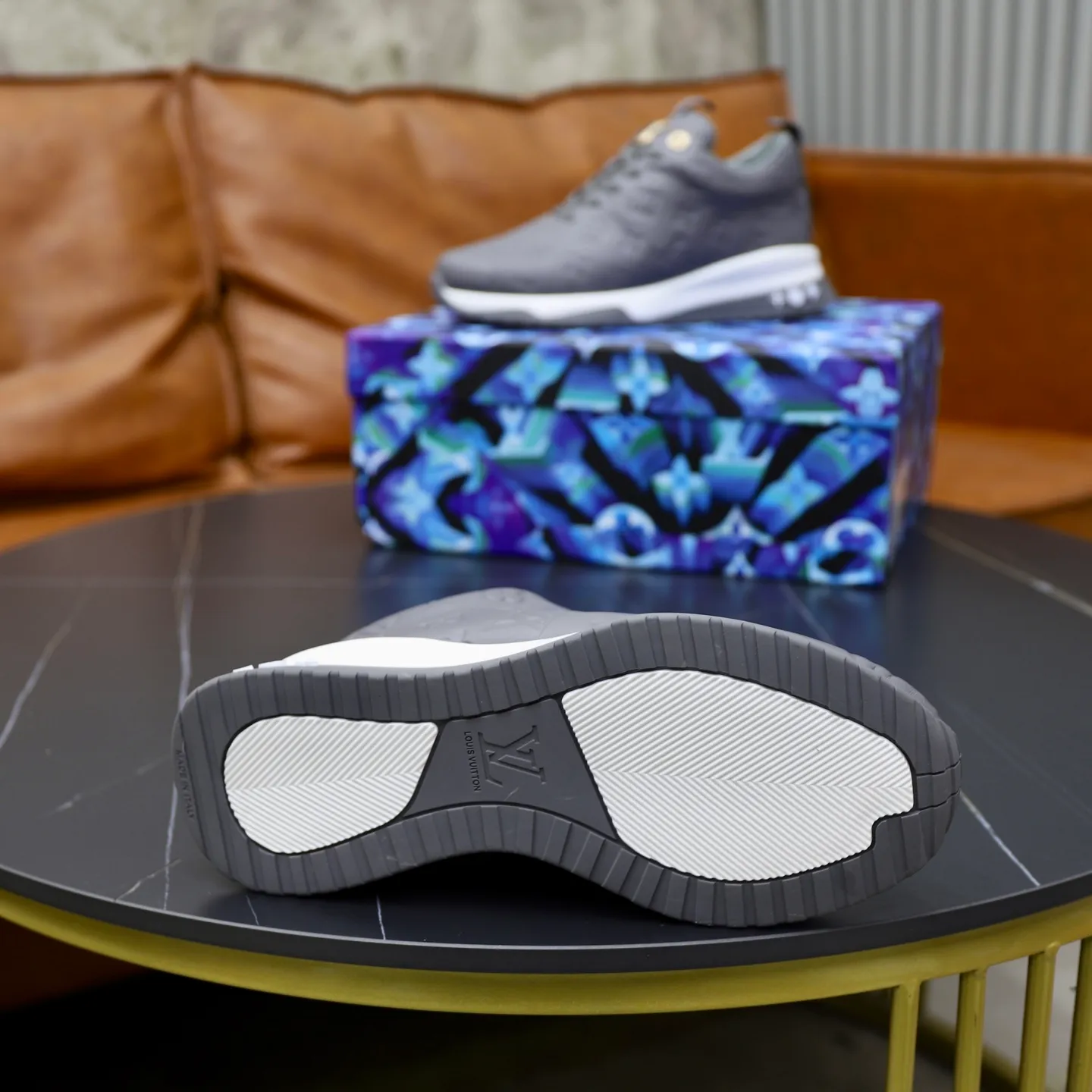 Factory price: 520💰【LV】Louis Vuitton is a high-end brand of men's shoes, new models on the market, top luxury brand, the latest fashionable casual men's shoes, trendy and versatile style, relaxed and sporty style, calfskin upper and ultra-fine workmanship. The original personalized fashionable rubber wear-resistant outsole is light and comfortable on the foot. Code number: 39-44 (45, 46 customized)